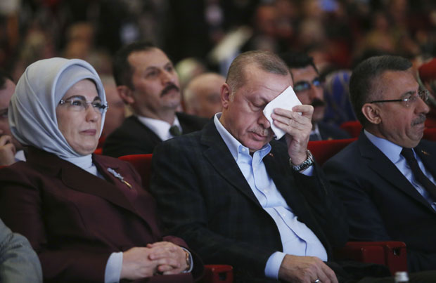 Ердоган иде по милијарде евра? Уочи доласка турског председника у брисел на Грчкој граници још узаврело, горео избеглички камп на острву Лезбос